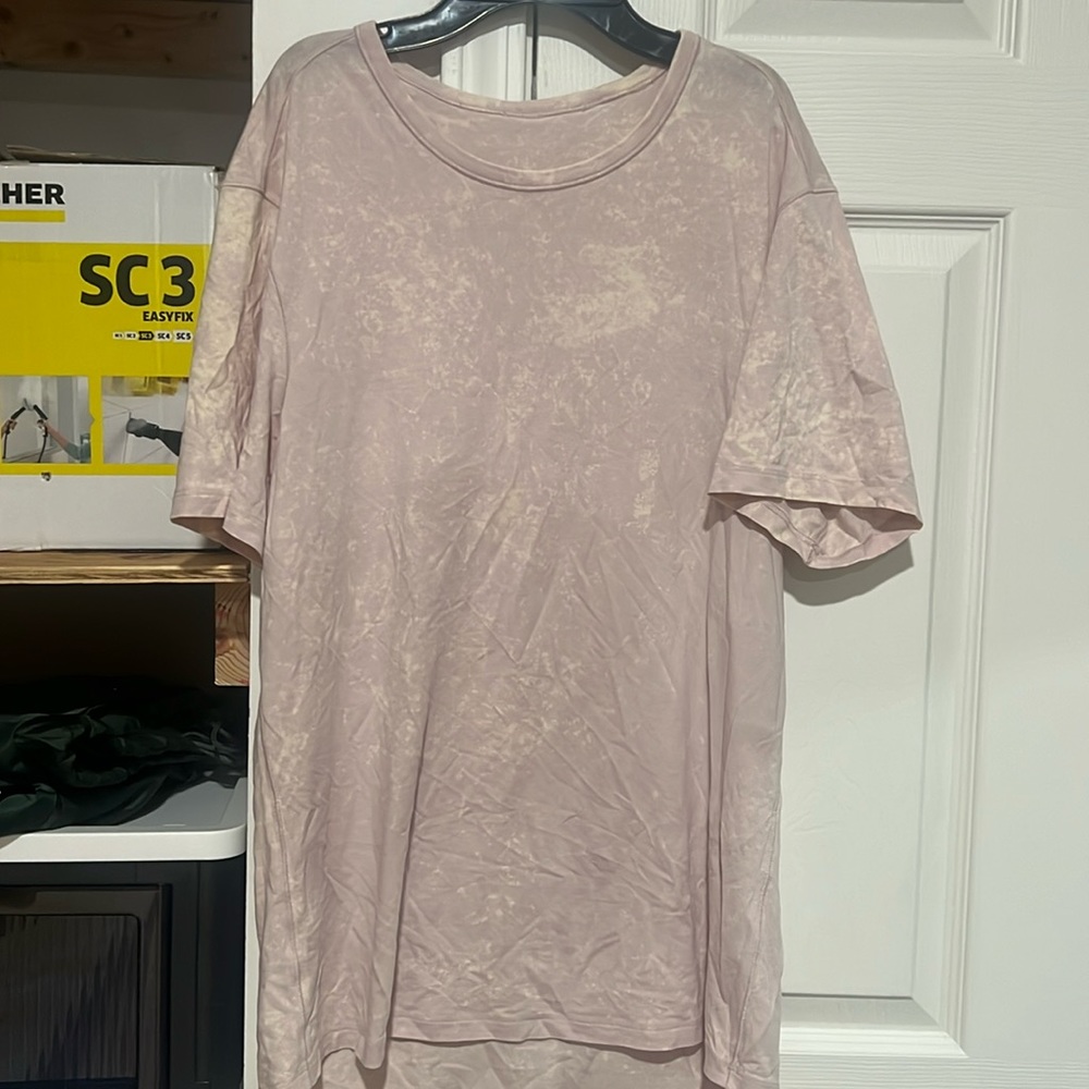 Men’s short sleeve pale pink tiedye shirt. No tag. Slim fit. Great condition.